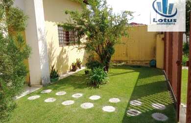 Imagem: A casa possui 3 Dormitórios, 2 Banheiros, 4 Vagas na garagem