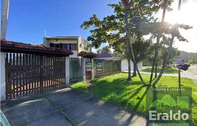 Imagem: A casa possui 2 Dormitórios, 2 Banheiros, 2 Vagas na garagem