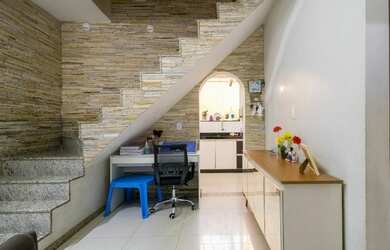 Imagem: A casa possui 3 Dormitórios, 2 Banheiros, 2 Vagas na garagem