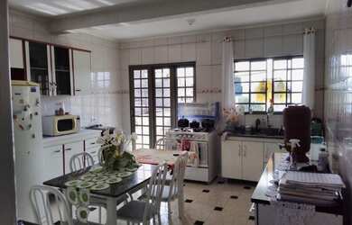 Imagem: A casa possui 1 Dormitório, 1 Banheiro, 3 Vagas na garagem