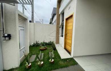 Imagem: A casa possui 2 Dormitórios, 2 Banheiros, 2 Vagas na garagem