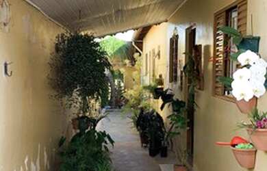 Imagem: A casa possui 3 Dormitórios, 3 Banheiros, 1 Vaga na garagem