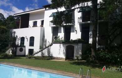 Imagem: A casa possui 5 Dormitórios, 3 Banheiros e 990m² de Área