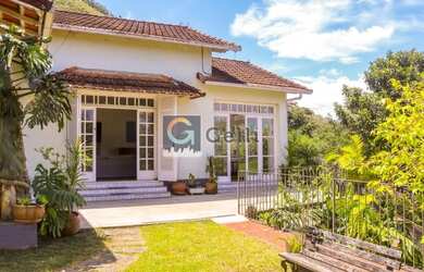 Imagem: A casa possui 3 Dormitórios, 4 Banheiros, 3 Vagas na garagem