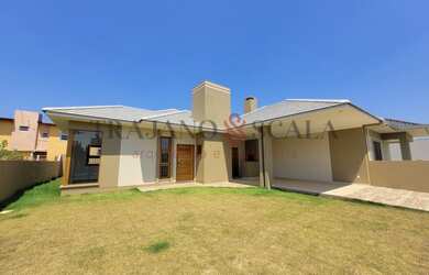 Imagem 1: Linda residência, frente Norte, localizada no balneário Vista Alegre...