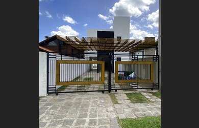 Imagem: A casa e possui 3 Dormitórios, Suítes, 2 Banheiros, 2 Vagas