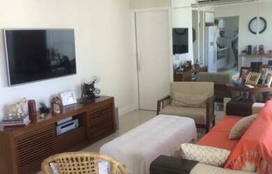 Imagem: O apartamento possui 3 Dormitórios, 1 Banheiro, 2 Vagas na