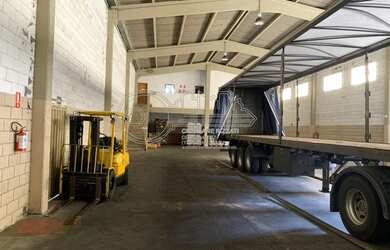 Imagem 2: Galpão/Depósito/Armazém para aluguel e venda possui 700 metros quadrados