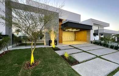 Imagem: A casa em condomínio possui 3 Dormitórios, 4 Banheiros, 4