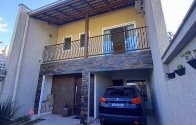 Imagem: A casa possui 2 Dormitórios, 3 Banheiros, 2 Vagas na garagem