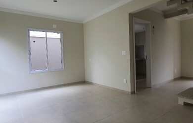 Imagem: A casa possui 3 Dormitórios, 3 Banheiros, 2 Vagas na garagem