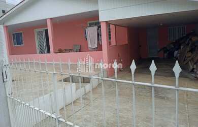 Imagem: A casa possui 3 Dormitórios, 1 Banheiro, 2 Vagas na garagem