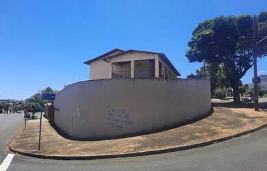 Imagem: A casa possui 4 Dormitórios, 3 Banheiros, 5 Vagas na garagem