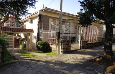 Imagem: A casa possui 5 Banheiros, 3 Vagas na garagem, 500m² de Área