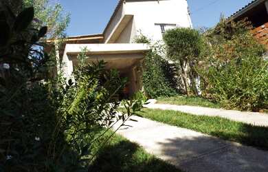 Imagem: A casa possui 5 Dormitórios, 3 Banheiros, 5 Vagas na garagem