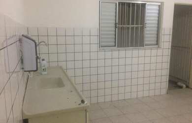 Imagem: A casa possui 2 Dormitórios, 1 Banheiro, 2 Vagas na garagem