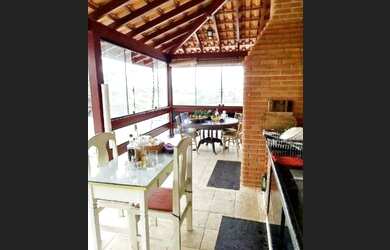 Imagem: A casa possui 3 Dormitórios, 2 Banheiros, 5 Vagas na garagem