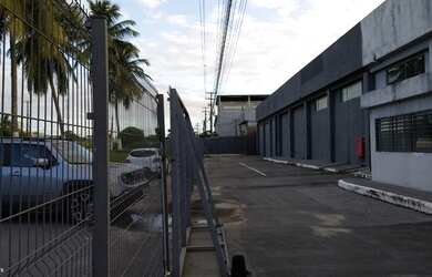 Imagem: O depósito possui 5 Vagas na garagem, 1.100m² de Área e