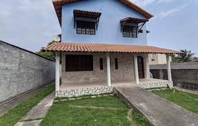 Imagem: A casa possui 4 Dormitórios, 2 Banheiros, 3 Vagas na garagem