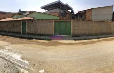 Imagem: A casa possui 2 Dormitórios, 1 Banheiro, 3 Vagas na garagem