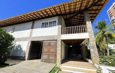 Imagem: A casa em condomínio possui 4 Dormitórios, 5 Banheiros e 500m²