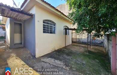 Imagem: A casa possui 2 Dormitórios, 2 Banheiros, 2 Vagas na garagem