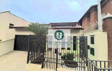 Imagem: A casa possui 4 Dormitórios, 3 Banheiros, 2 Vagas na garagem