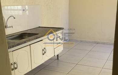 Imagem: A casa possui 1 Dormitório, 1 Banheiro, 1 Vaga na garagem