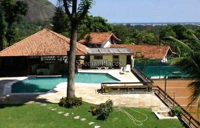 Imagem: A casa em condomínio possui 4 Dormitórios, 5 Banheiros, 5