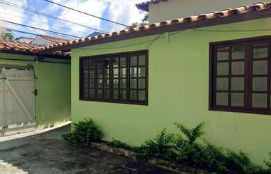 Imagem: A casa possui 5 Dormitórios, 2 Banheiros, 4 Vagas na garagem