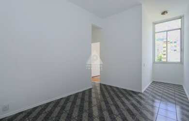 Imagem: O apartamento possui 1 Dormitório, 1 Banheiro, 1 Vaga na garagem