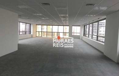 Imagem: O depósito para alugar possui 5 Vagas na garagem e 271m² de