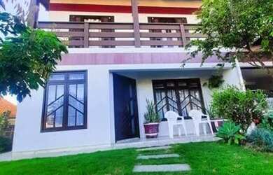 Imagem: A casa possui 4 Dormitórios, 2 Banheiros, 4 Vagas na garagem