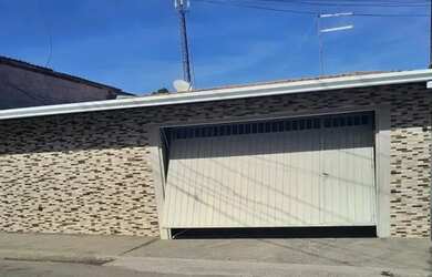 Imagem: A casa possui 2 Dormitórios, 2 Banheiros, 2 Vagas na garagem