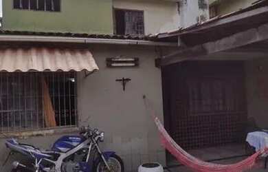 Imagem: A casa possui 4 Dormitórios, 3 Banheiros, 2 Vagas na garagem