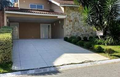 Imagem: A casa em condomínio possui 4 Dormitórios, 5 Banheiros, 4