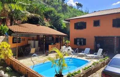 Imagem: A casa possui 3 Dormitórios, 3 Banheiros, 4 Vagas na garagem