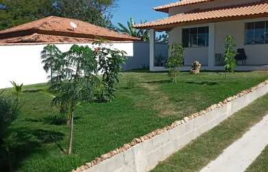 Imagem: A casa possui 2 Dormitórios, 2 Banheiros, 3 Vagas na garagem