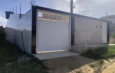 Imagem: A casa possui 3 Dormitórios, 2 Banheiros, 1 Vaga na garagem