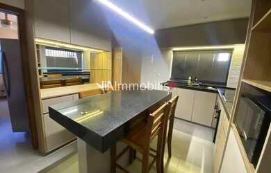 Imagem: A casa possui 3 Dormitórios, 3 Banheiros, 2 Vagas na garagem