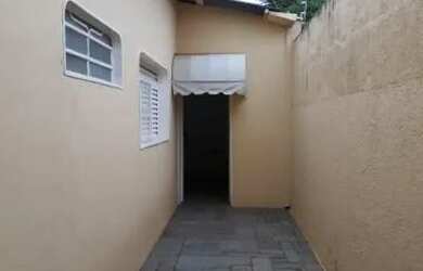 Imagem: A casa possui 3 Dormitórios, 2 Banheiros, 4 Vagas na garagem