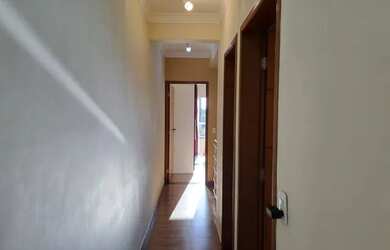 Imagem: A casa possui 4 Dormitórios, 3 Banheiros, 2 Vagas na garagem