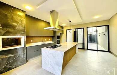 Imagem 11: Com uma fachada de tirar o fôlego, essa linda casa no Village Damha Rio...