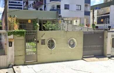 Imagem: A casa possui 4 Dormitórios, 5 Banheiros, 4 Vagas na garagem