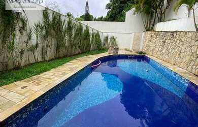 Imagem: A casa possui 4 Dormitórios, 5 Banheiros, 4 Vagas na garagem