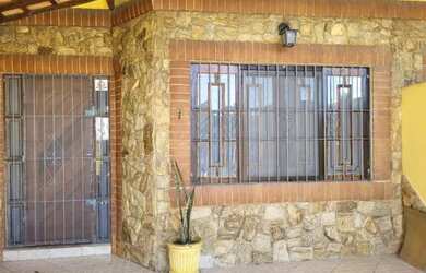 Imagem: A casa possui 2 Dormitórios, 2 Vagas na garagem e está localizado