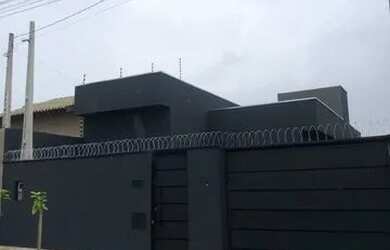 Imagem: A casa possui 2 Dormitórios, 2 Banheiros, 2 Vagas na garagem