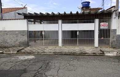 Imagem: A casa possui 3 Dormitórios, 1 Banheiro, 2 Vagas na garagem