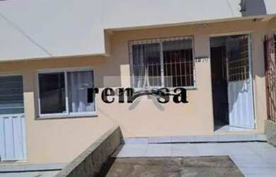 Imagem: A casa possui 2 Dormitórios, 1 Banheiro, 2 Vagas na garagem