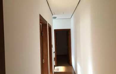 Imagem: A casa possui 3 Dormitórios, 3 Banheiros, 2 Vagas na garagem